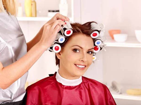 Женщина носит бигуди на голове — фото.jpg