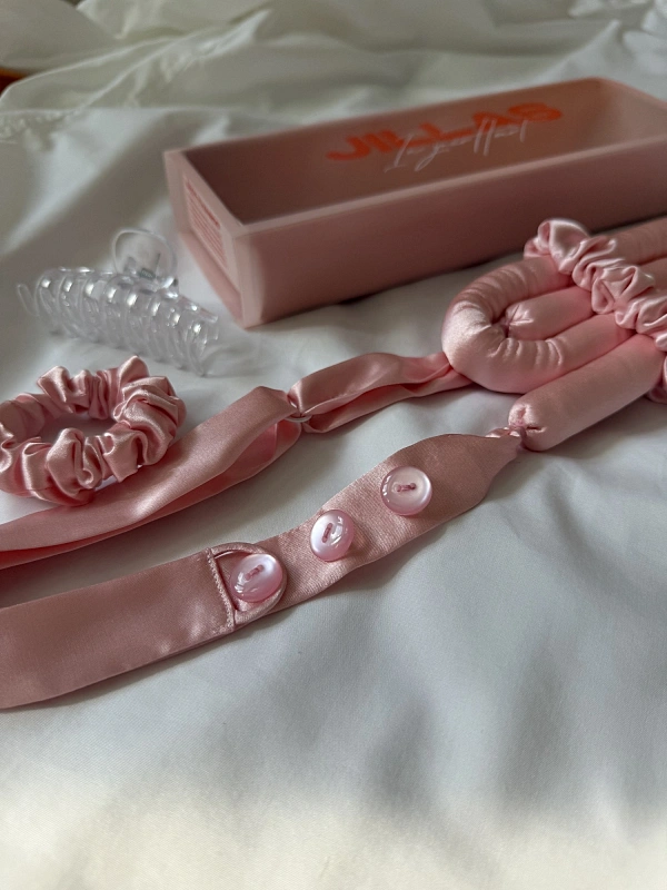 Мягкие бигуди из лебяжего пуха "Комплект jillas mini elegant с пуговицами, светло-розовый" по цене ₽1,890, размеры 235х85х40, для волос От плеч до пояса