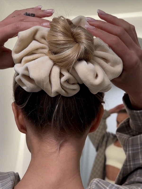 Резинка для волос jillas из велюра, L, бежевый - аксессуар для локонов по цене 990 ₽, материал Синтетическая ткань