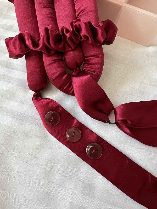 Мягкие бигуди из лебяжего пуха "Комплект jillas classic elegant с пуговицами, бордовый" по цене ₽1,890, размеры 255х105х50, для волос От лопаток до пояса