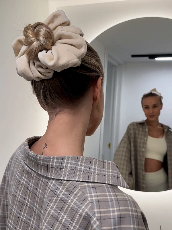 Резинка для волос jillas из велюра, L, бежевый - аксессуар для локонов по цене 990 ₽, материал Синтетическая ткань