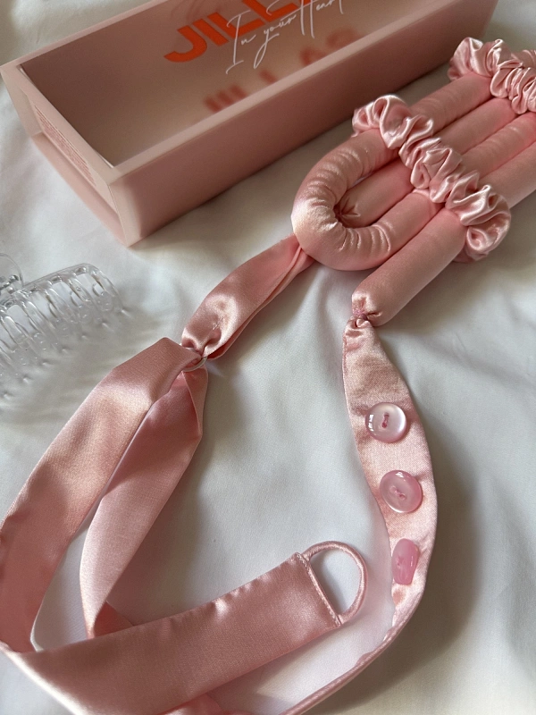 Мягкие бигуди из лебяжего пуха "Комплект jillas mini elegant с пуговицами, светло-розовый" по цене ₽1,890, размеры 235х85х40, для волос От плеч до пояса