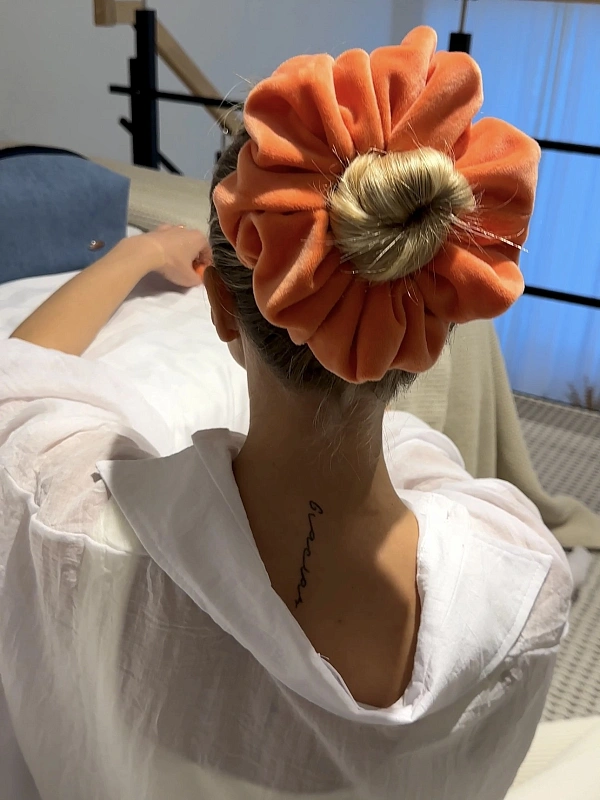 Резинка для волос jillas из велюра, L, коралловый - аксессуар для локонов по цене ₽990, материал Синтетическая ткань