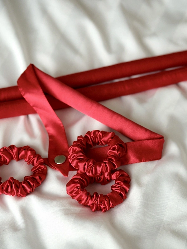 Мягкие бигуди из лебяжего пуха "Комплект jillas mini compact 2.0, красный" по цене ₽2,290, размеры 235х85х40, для волос От плеч до пояса