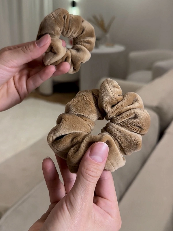 Резинки для волос jillas из велюра, 2шт (S и M), светло-коричневый - аксессуар для локонов по цене ₽990, материал Синтетическая ткань