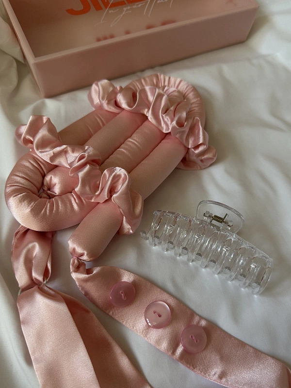 Мягкие бигуди из лебяжего пуха "Комплект jillas classic elegant с пуговицами, светло-розовый" по цене ₽1,890, размеры 255х105х50, для волос От лопаток до пояса