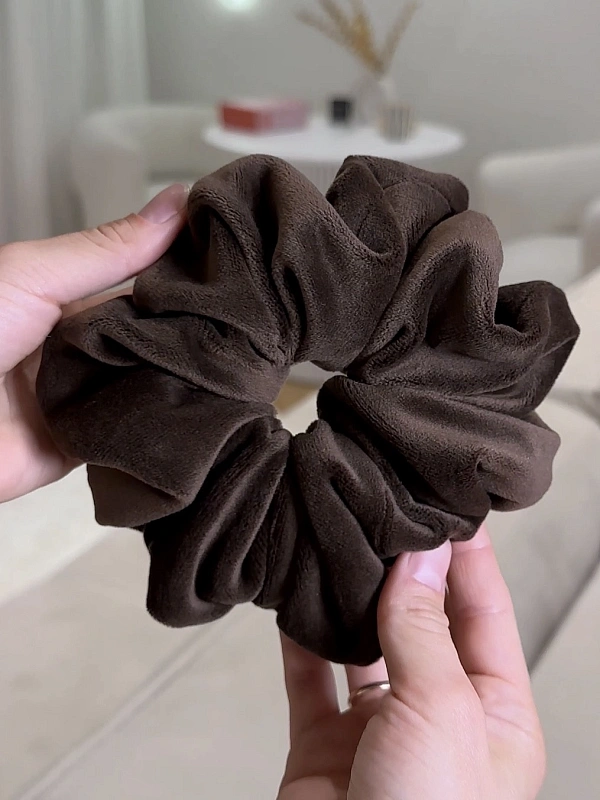 Резинка для волос jillas из велюра, L, коричневый - аксессуар для локонов по цене ₽990, материал Синтетическая ткань