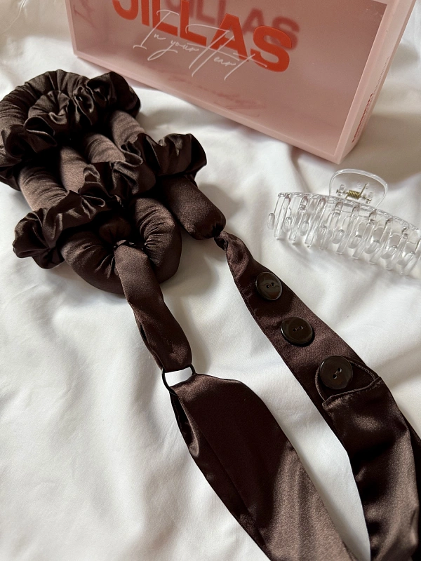 Мягкие бигуди из лебяжего пуха "Комплект jillas classic elegant с пуговицами, коричневый" по цене ₽1,890, размеры 255х105х50, для волос От лопаток до пояса