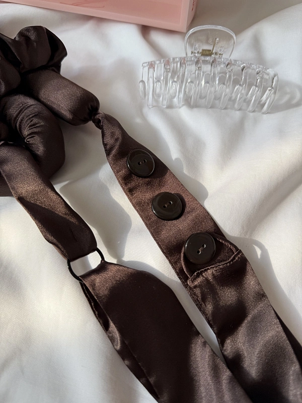 Мягкие бигуди из лебяжего пуха "Комплект jillas classic elegant с пуговицами, коричневый" по цене ₽1,890, размеры 255х105х50, для волос От лопаток до пояса