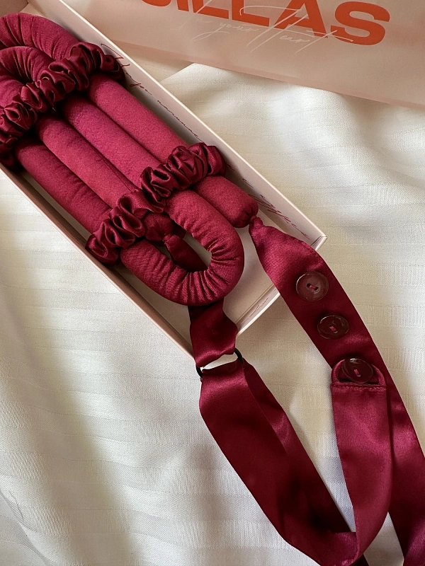 Мягкие бигуди из лебяжего пуха "Комплект jillas mini elegant с пуговицами, бордовый" по цене ₽1,890, размеры 235х85х40, для волос От плеч до пояса