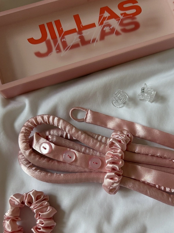 Мягкие бигуди из лебяжего пуха "Комплект jillas slim elegant с пуговицами, светло-розовый" по цене ₽1,490, размеры 205х85х25, для волос От каре до пояса