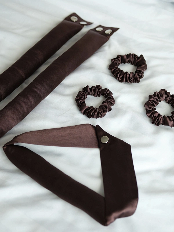 Мягкие бигуди из лебяжего пуха "Комплект jillas compact 300/34 коричневый" по цене ₽2,590, размеры 215х175х75, для волос От лопаток до пояса