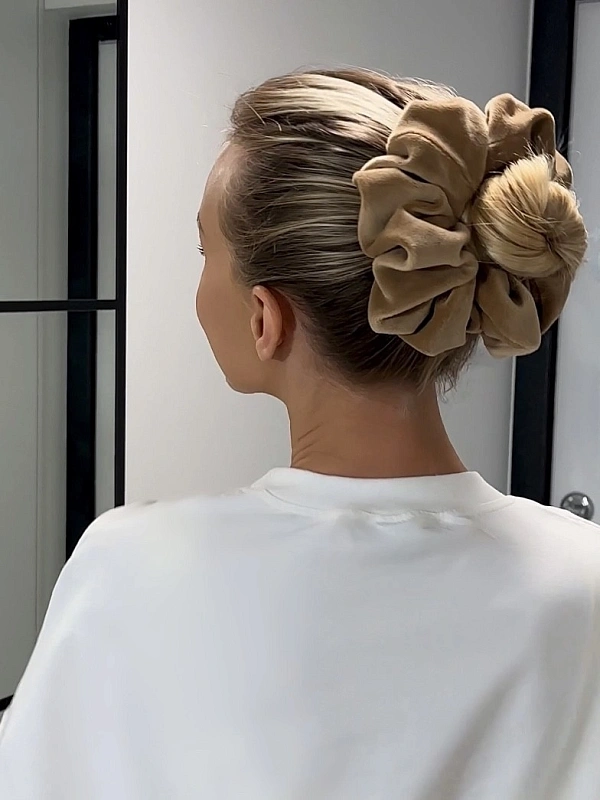 Резинка для волос jillas из велюра, L, светло-коричневый - аксессуар для локонов по цене ₽990, материал Синтетическая ткань