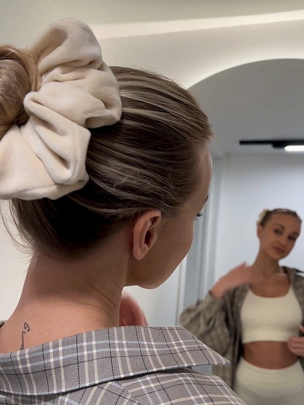 Резинка для волос jillas из велюра, L, бежевый - аксессуар для локонов по цене 990 ₽, материал Синтетическая ткань