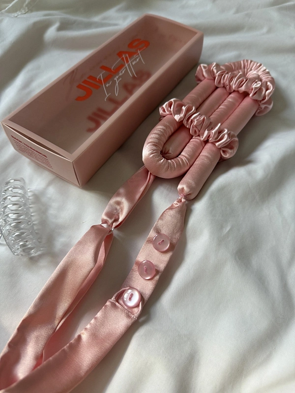 Мягкие бигуди из лебяжего пуха "Комплект jillas mini elegant с пуговицами, светло-розовый" по цене ₽1,890, размеры 235х85х40, для волос От плеч до пояса