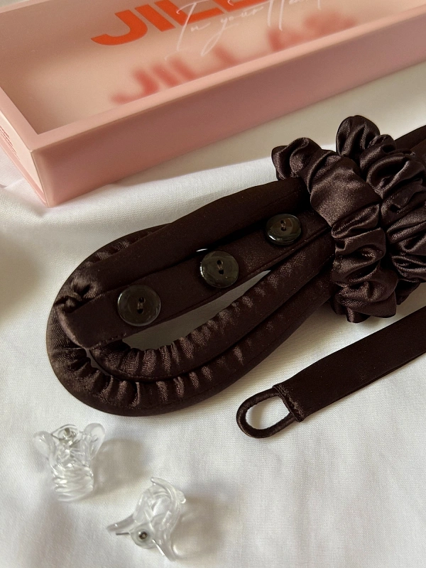 Мягкие бигуди из лебяжего пуха "Комплект jillas slim elegant с пуговицами, коричневый" по цене ₽1,490, размеры 205х85х25, для волос От каре до пояса