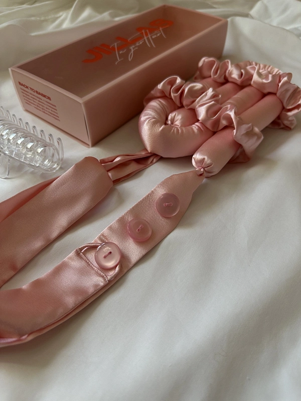 Мягкие бигуди из лебяжего пуха "Комплект jillas classic elegant с пуговицами, светло-розовый" по цене ₽1,890, размеры 255х105х50, для волос От лопаток до пояса