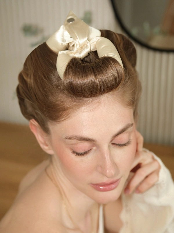 Мягкие бигуди из лебяжего пуха "Комплект jillas compact 300/34 молочный" по цене ₽2,590, размеры 215х175х75, для волос От лопаток до пояса