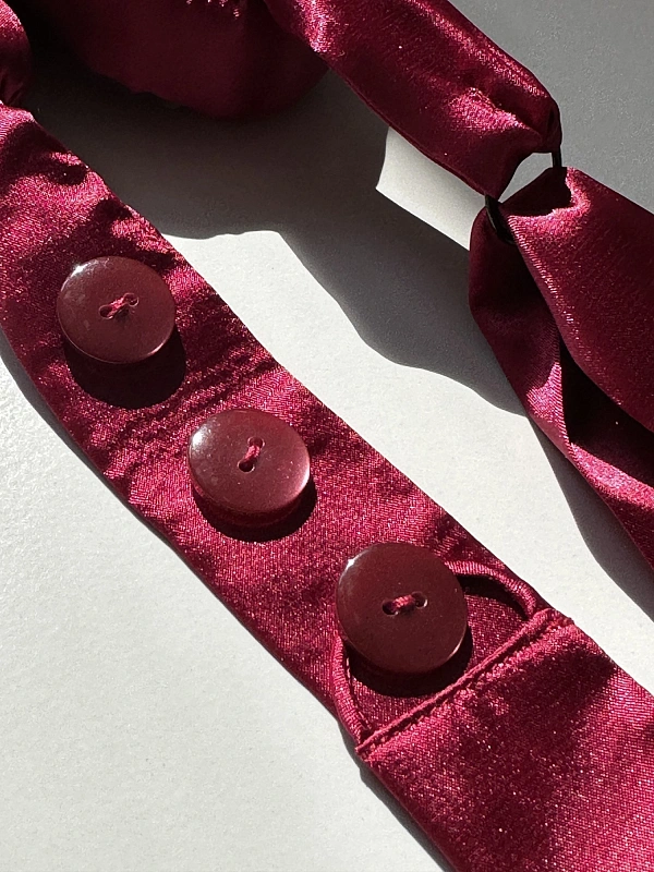 Мягкие бигуди из лебяжего пуха "Комплект jillas classic elegant с пуговицами, бордовый" по цене ₽1,890, размеры 255х105х50, для волос От лопаток до пояса