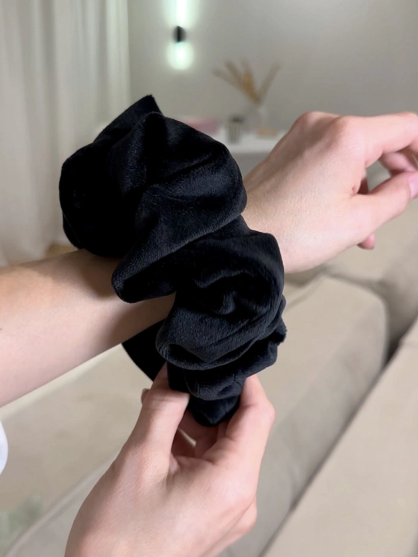 Резинка для волос jillas из велюра, L, черный - аксессуар для локонов по цене ₽990, материал Синтетическая ткань