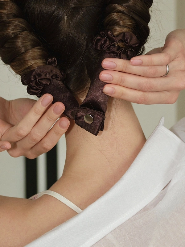 Мягкие бигуди из лебяжего пуха "Комплект jillas classic compact 2.0, коричневый" по цене ₽2,290, размеры 255х105х50, для волос От лопаток до пояса