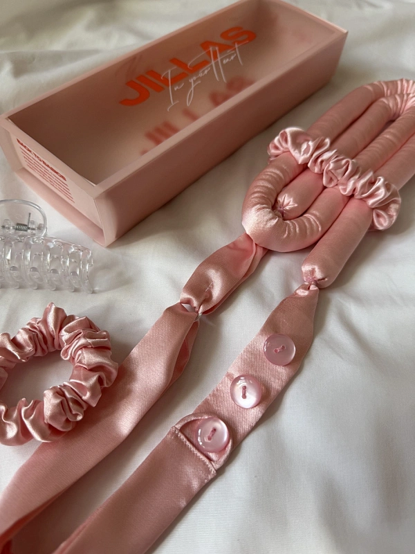 Мягкие бигуди из лебяжего пуха "Комплект jillas mini elegant с пуговицами, светло-розовый" по цене ₽1,890, размеры 235х85х40, для волос От плеч до пояса