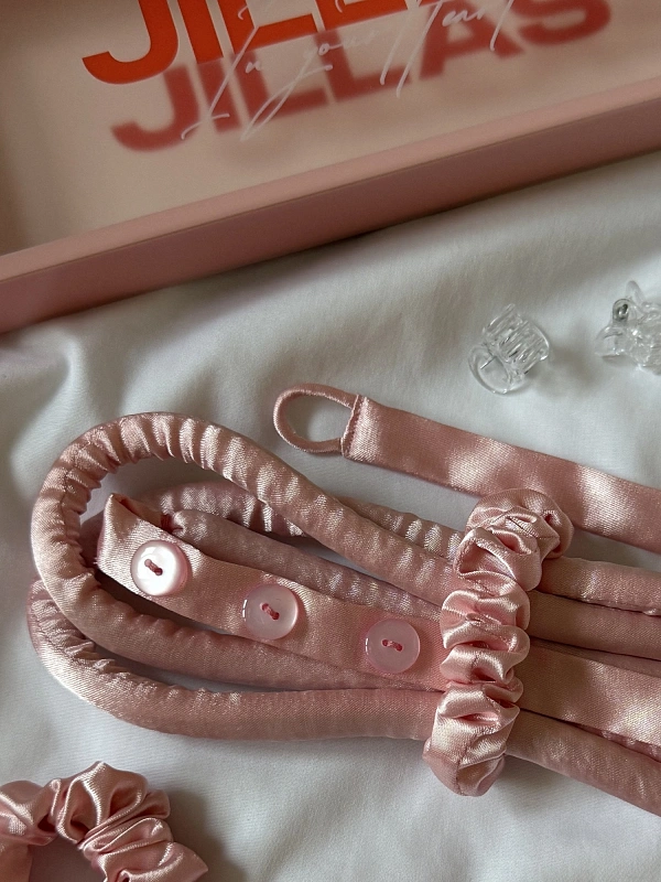 Мягкие бигуди из лебяжего пуха "Комплект jillas slim elegant с пуговицами, светло-розовый" по цене ₽1,490, размеры 205х85х25, для волос От каре до пояса