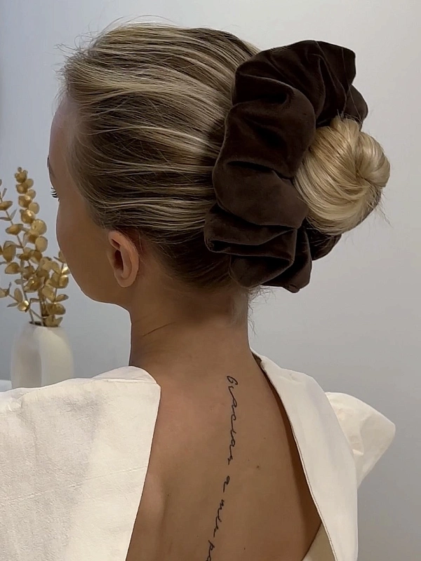 Резинка для волос jillas из велюра, L, коричневый - аксессуар для локонов по цене ₽990, материал Синтетическая ткань