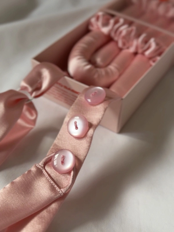 Мягкие бигуди из лебяжего пуха "Комплект jillas mini elegant с пуговицами, светло-розовый" по цене ₽1,890, размеры 235х85х40, для волос От плеч до пояса