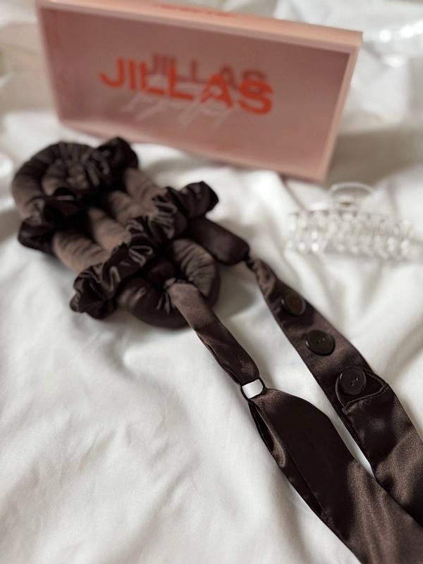 Мягкие бигуди из лебяжего пуха "Комплект jillas classic elegant с пуговицами, коричневый" по цене ₽1,890, размеры 255х105х50, для волос От лопаток до пояса