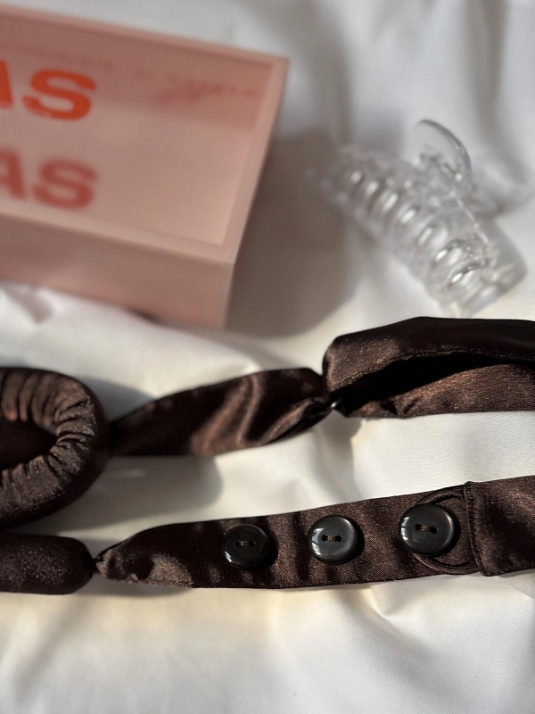 Мягкие бигуди из лебяжего пуха "Комплект jillas mini elegant с пуговицами, коричневый" по цене ₽1,890, размеры 235х85х40, для волос От плеч до пояса