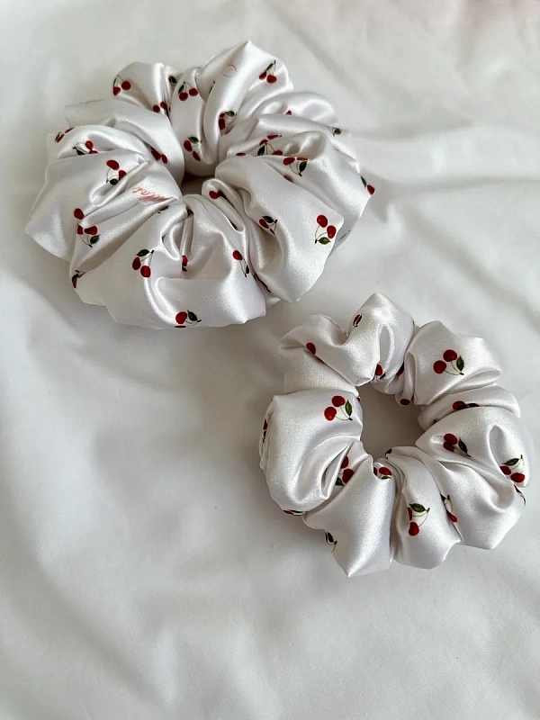 Резинки для волос jillas объемные, 2шт (M и L), вишня на бежевом - аксессуар для локонов по цене ₽1,690, материал Синтетическая ткань