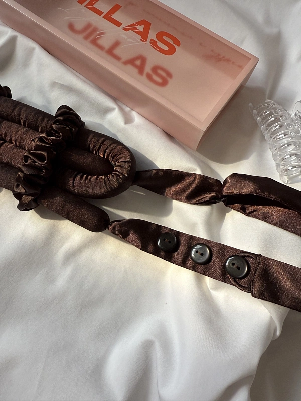 Мягкие бигуди из лебяжего пуха "Комплект jillas mini elegant с пуговицами, коричневый" по цене ₽1,890, размеры 235х85х40, для волос От плеч до пояса