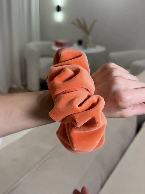 Резинка для волос jillas из велюра, L, коралловый - аксессуар для локонов по цене ₽990, материал Синтетическая ткань