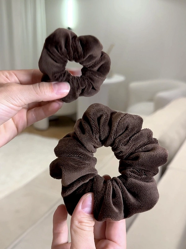 Резинки для волос jillas из велюра, 2шт (S и M), коричневый - аксессуар для локонов по цене ₽990, материал Синтетическая ткань