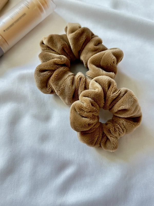 Резинки для волос jillas из велюра, 2шт (S и M), светло-коричневый - аксессуар для локонов по цене ₽990, материал Синтетическая ткань