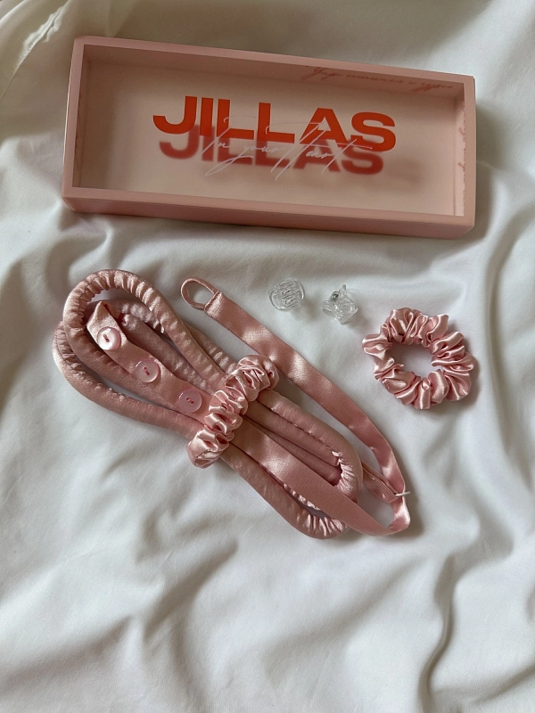 Мягкие бигуди из лебяжего пуха "Комплект jillas slim elegant с пуговицами, светло-розовый" по цене ₽1,490, размеры 205х85х25, для волос От каре до пояса