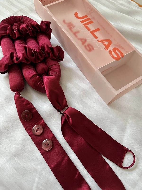 Мягкие бигуди из лебяжего пуха "Комплект jillas classic elegant с пуговицами, бордовый" по цене ₽1,890, размеры 255х105х50, для волос От лопаток до пояса