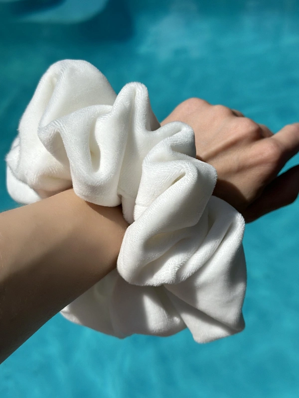 Резинка для волос jillas из велюра, L, белый - аксессуар для локонов по цене ₽990, материал Синтетическая ткань