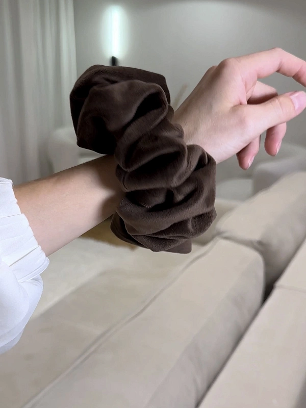 Резинка для волос jillas из велюра, L, коричневый - аксессуар для локонов по цене ₽990, материал Синтетическая ткань