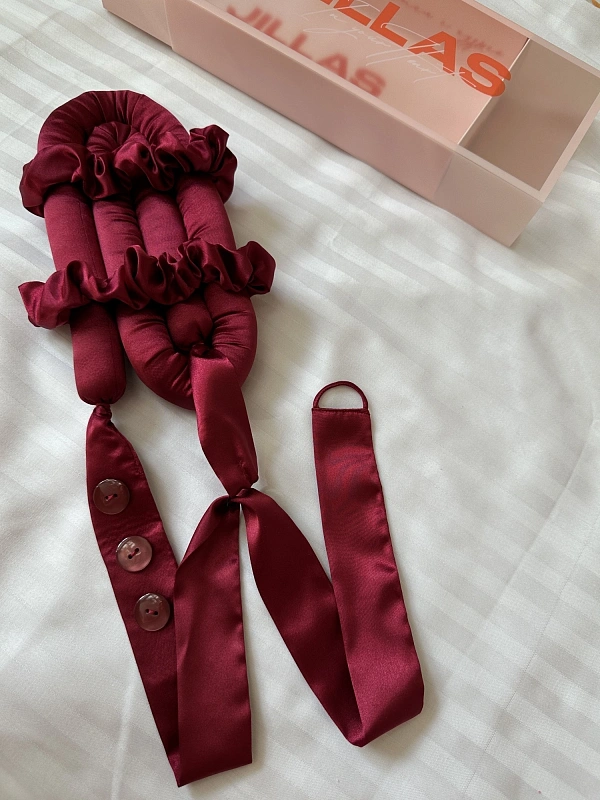 Мягкие бигуди из лебяжего пуха "Комплект jillas classic elegant с пуговицами, бордовый" по цене ₽1,890, размеры 255х105х50, для волос От лопаток до пояса