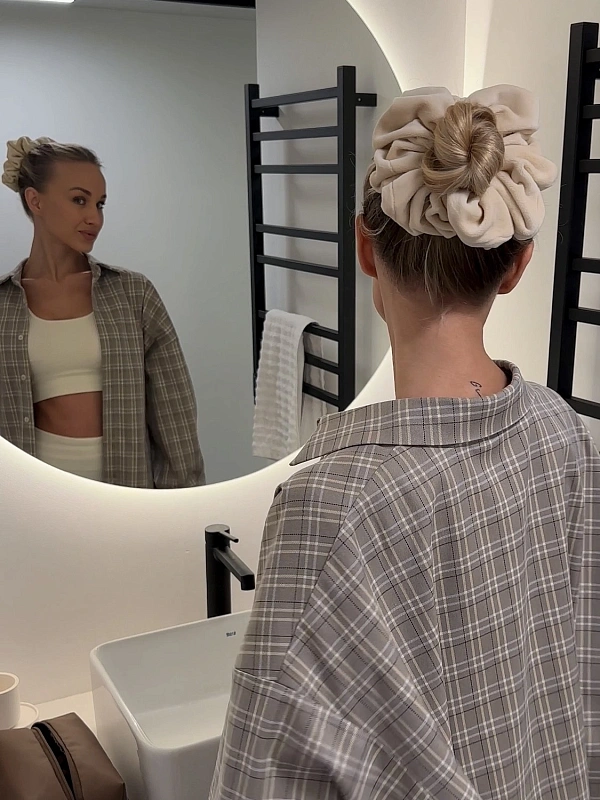 Резинка для волос jillas из велюра, L, бежевый - аксессуар для локонов по цене 990 ₽, материал Синтетическая ткань