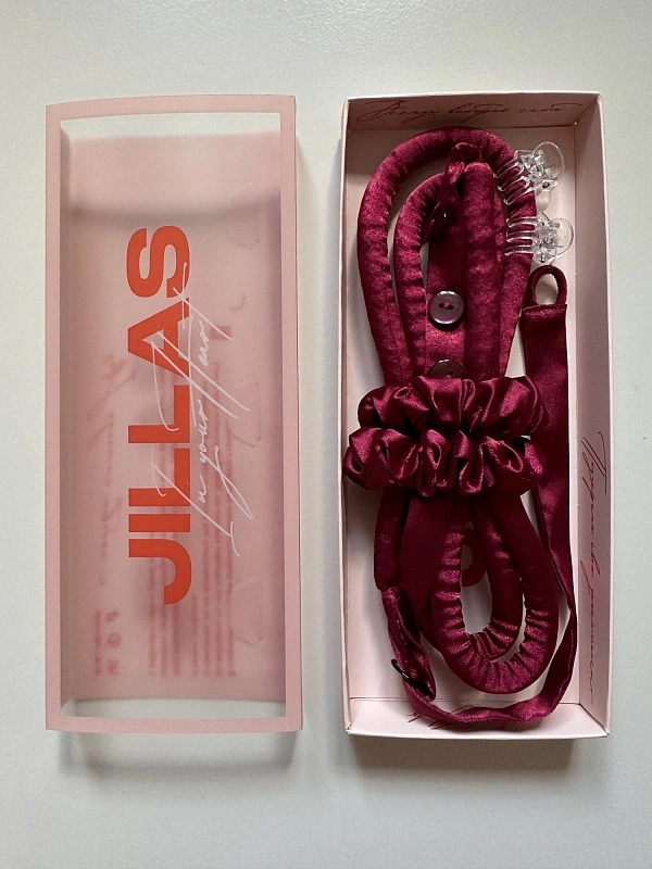 Мягкие бигуди из лебяжего пуха "Комплект jillas slim elegant с пуговицами, бордовый" по цене ₽1,490, размеры 205х85х25, для волос От каре до пояса