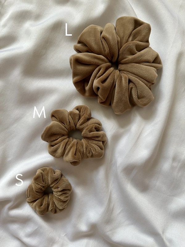 Резинка для волос jillas из велюра, L, светло-коричневый - аксессуар для локонов по цене ₽990, материал Синтетическая ткань