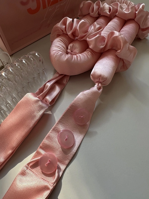 Мягкие бигуди из лебяжего пуха "Комплект jillas classic elegant с пуговицами, светло-розовый" по цене ₽1,890, размеры 255х105х50, для волос От лопаток до пояса