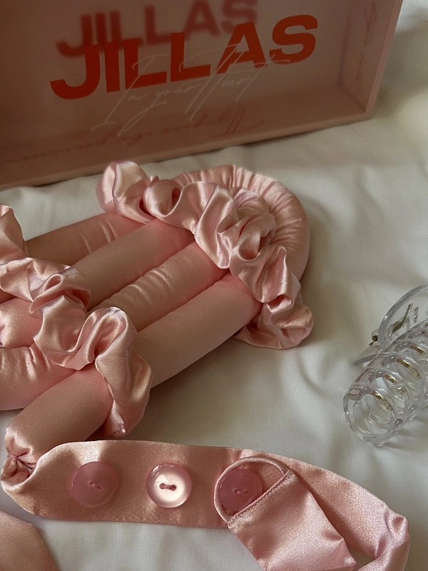 Мягкие бигуди из лебяжего пуха "Комплект jillas classic elegant с пуговицами, светло-розовый" по цене ₽1,890, размеры 255х105х50, для волос От лопаток до пояса