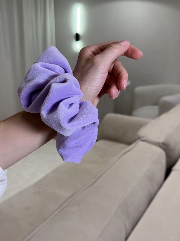 Резинка для волос jillas из велюра, L, лавандовый - аксессуар для локонов по цене ₽990, материал Синтетическая ткань