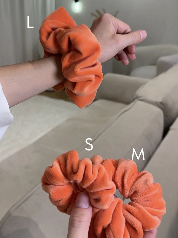 Резинка для волос jillas из велюра, L, коралловый - аксессуар для локонов по цене ₽990, материал Синтетическая ткань