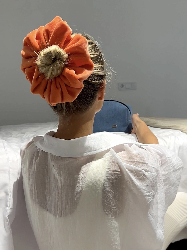 Резинка для волос jillas из велюра, L, коралловый - аксессуар для локонов по цене ₽990, материал Синтетическая ткань