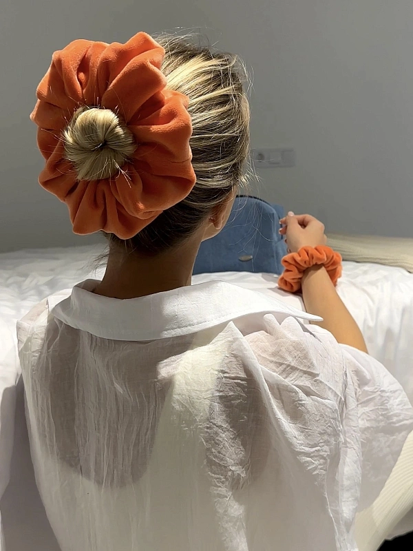 Резинка для волос jillas из велюра, L, коралловый - аксессуар для локонов по цене ₽990, материал Синтетическая ткань